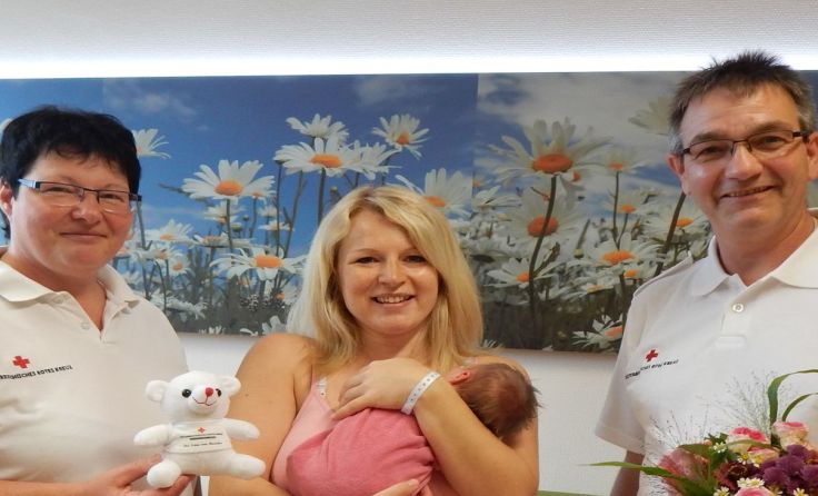 Im Bild: Martina Heindl, Mutter Bettina mit Töchterchen Lara und Helmut Heindl. Foto: RK NÖ