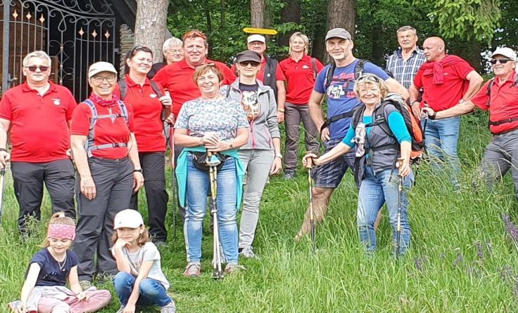 Foto: Eine Manker Wandergruppe vor der Hubertuskapelle in Wolkersdorf. Foto: Stadtgemeinde Mank 