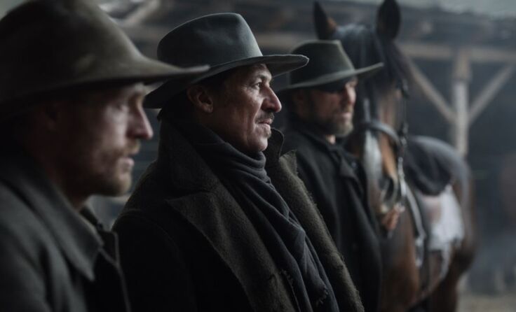 Die Söhne des Brenner-Bauern stehen dem Fremden misstrauisch gegenüber.** Foto: Allegro Film