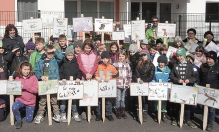 Die Kinder malten Hinweistafeln für Hundebesitzer. *Foto: Gemeinde