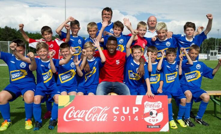 David Alaba mit dem Vorjahresteilnehmer beim Bundesfinale SV Horn Foto: Coca-Cola/Andi Bruckner