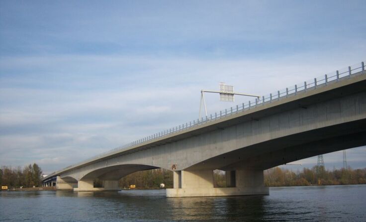 Blick vom südlichen Donauufer auf die Donaubrücke Traismauer **Foto: Wikipedia/My Friend