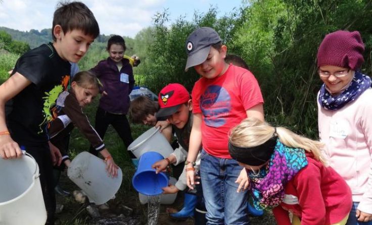 Die Kinder beim Flussbau Foto: Gottfried Auer