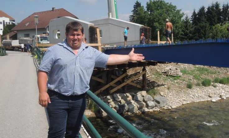 Bürgermeister Arthur Rasch bei der Besichtigung der Baustelle. Foto: Gemeinde