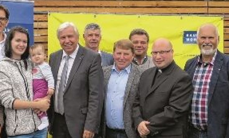 Zufriedene Mienen bei der Schlüsselübergabe in Rabenstein Foto: Gottfried Auer