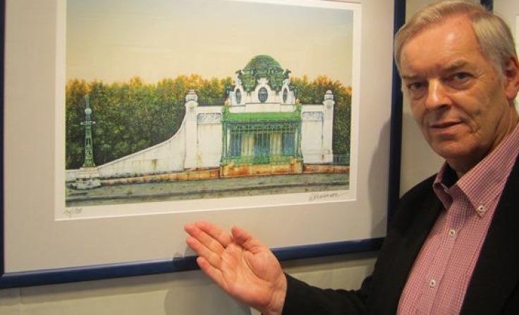Galerist Alfred Altenburger mit dem Bild „Kaiser Pavillon bei Schönbrunn“