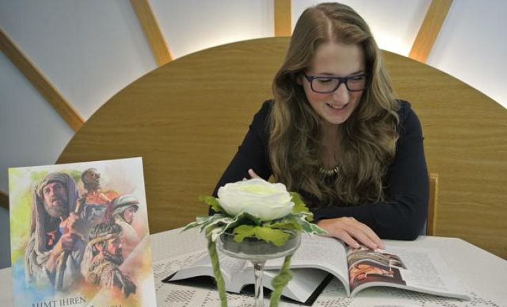 Julia mit dem neuen Kursbuch "Ahmt ihren Glauben nach." Foto: JZ