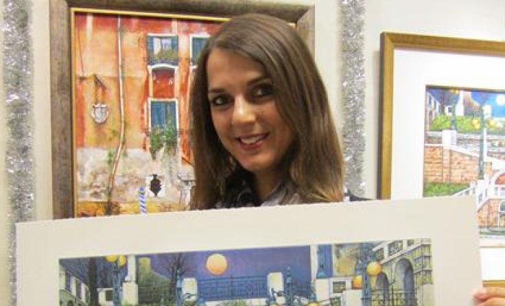 Fotomädchen Manuela mit einer Farbradierung von Goldammer Foto: Galerie Anzbach/Altenburger