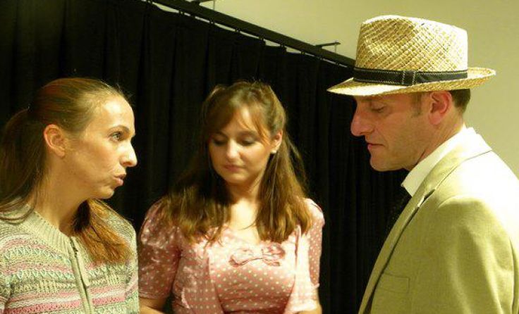 Regisseurin Julia Vogl (l.) mit zwei Darsteller bei den Proben in Maria Anzbach
