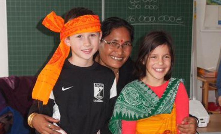 Kinder mit Projektpartnerin Rashmi Brahma in Wilhelmsburg Foto: Kath. Jungschar