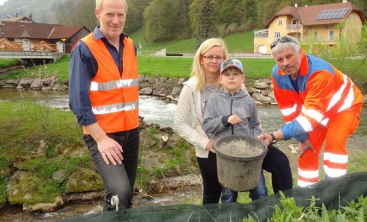 Engagement für Amphibien auf Wanderschaft im Pielachtal. Foto: Gottfried Auer
