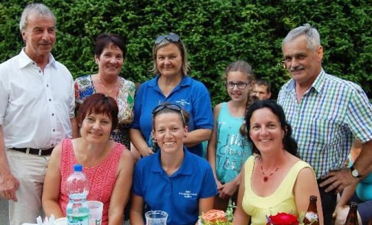 Kindergarten-Direktorin Elisabeth Ecker (4. v. li.) feierte ihren Abschied. Foto zVg