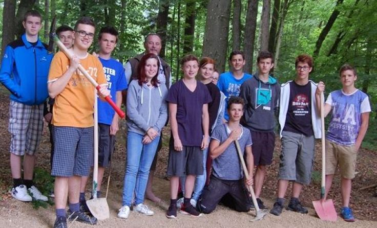 Die Schüler bei der Eröffnung des Naturrastplatzes im Pfarrwald Foto: zVg