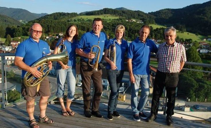 Bürgermeister Gonaus (1. v. r.) mit den Musikern am Skywalk Foto: Gerhard Hackner