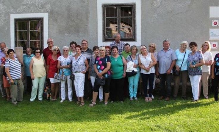 Ein Teil der Ausflugsteilnehmer vor dem Waldbauernmuseum Foto: zVg