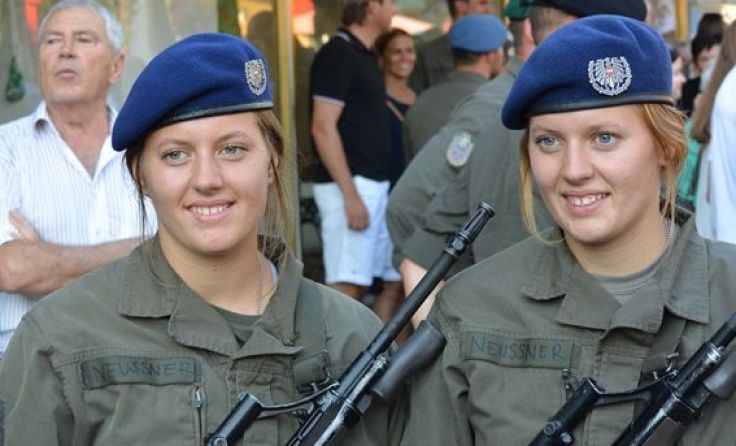 V. li.: Katharina und Kristina Neussner bei ihrer Angelobung Foto: zVg