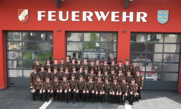 Die Mitglieder der FF Murstetten vor der neuen Fahrzeughalle Foto: FF Murstetten
