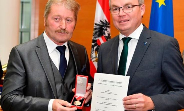 Johann Wagner aus St. Christophen und Agrar-Landesrat Stephan Pernkopf (li.) Foto: NLK Filzwieser