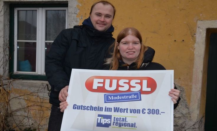 Regina Nußbaumer und Lukas Riess freuten sich sehr über den Gewinn. Foto: mai 