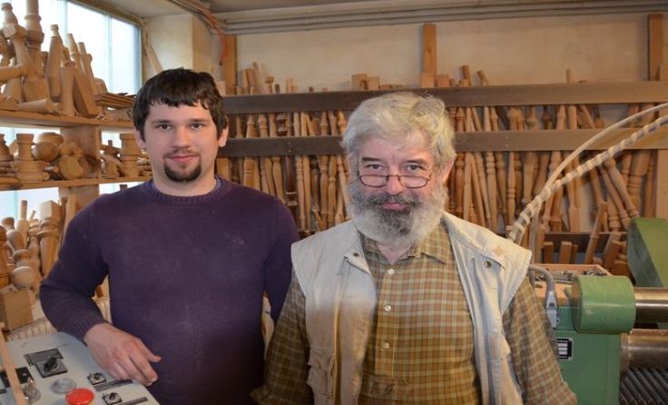 Vater und Sohn in der Werkstatt Foto: mai