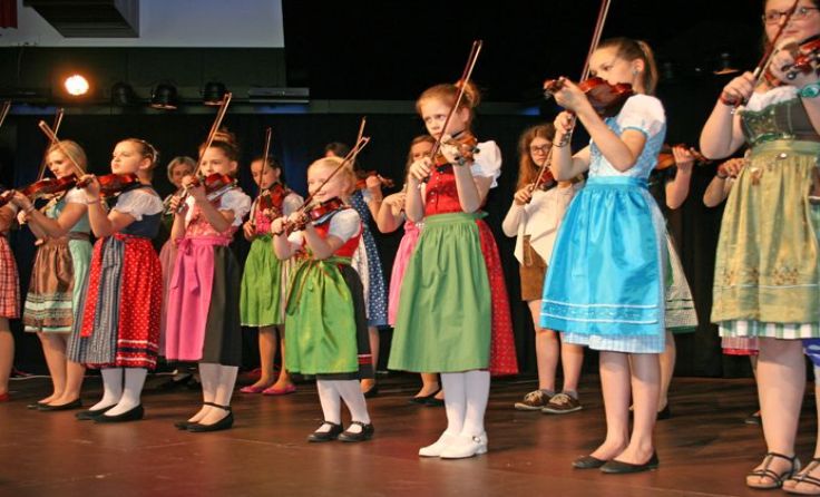 Die Streicherschüler auf der Bühne