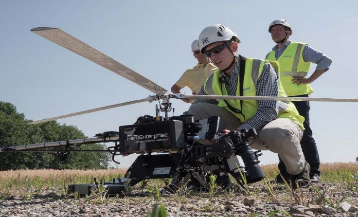 SensorCopter bei Inspektion am Windrad Foto: plutomedia
