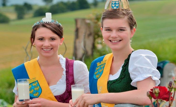 (v.l.) Die amtierenden Milchhoheiten Daniela I. und Elisabeth I. Foto: LK NÖ/Erich Marschik
