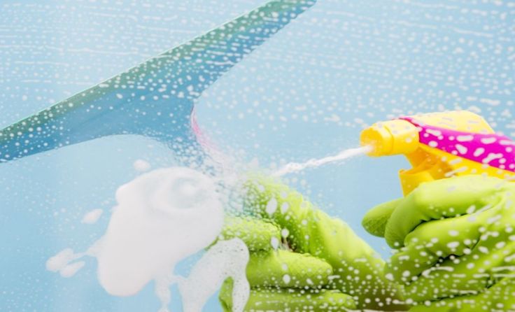 Vorsicht beim Fensterputz! Foto: gorillaimages/Shutterstock.com