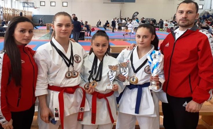 (v.l.) Filis Celo, Verena Köfinger, Sima und Isra Celo sowie Ferdin Celo