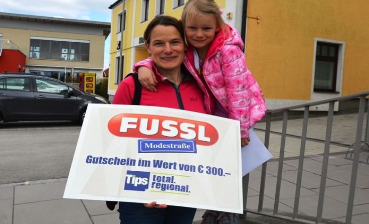 Michaela Wolfesberger und Tochter Lisa freuten sich über die Fussl-Gutscheine. Foto: mai