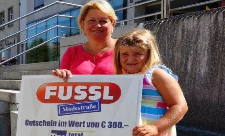 Gertrude Zinner und Enkeltochter Clara freuten sich über die Fussl-Gutscheine. Foto: mai