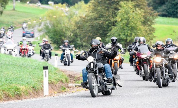 Ein Teil der langen Schlange von den 239 Fahrzeugen Foto: Gregor Eichinger