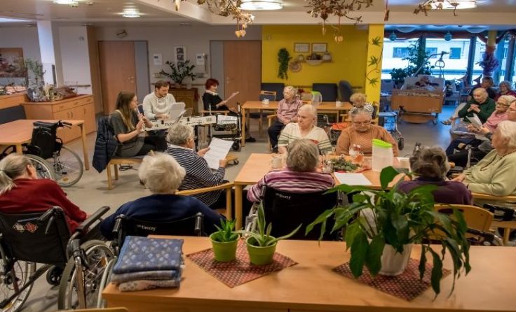 Berufsbildende Schulen brachten Weihnachtsstimmung ins Pflegeheim. Foto: Rupert Haijes