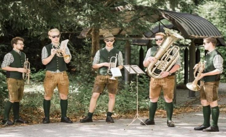 „Men in Blech“ sorgen als Vorband für Stimmung. Foto: Michaela Staufer