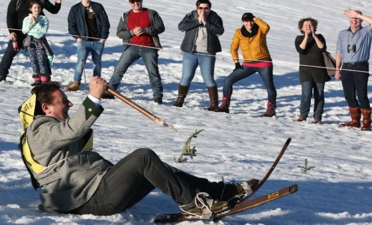 Bürgermeister Horst Hufnagl landete nach der Schanze am Hosenboden. Foto: Gerhard Hütmeyer