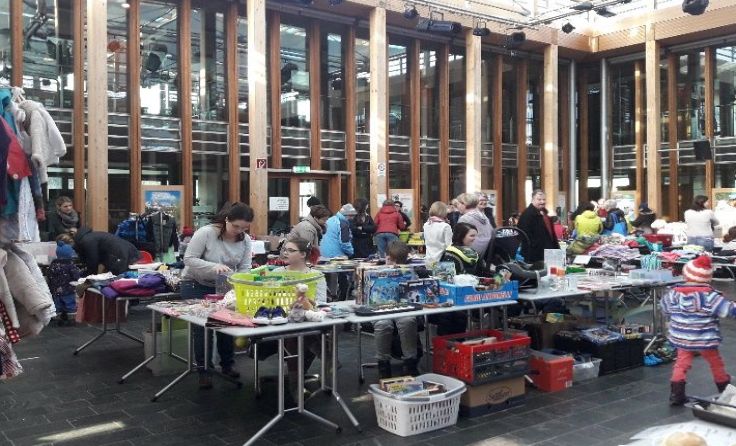 Flohmarkt im Atrium des Nationaparkzentrums Foto: Elternverein Molln