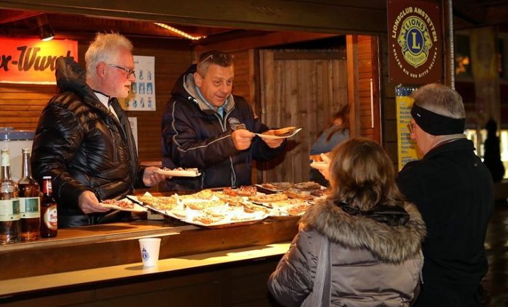 Kulinarischer Genuss beim Glühmoststand. Foto: Kommunikationsagentur Sengstschmid