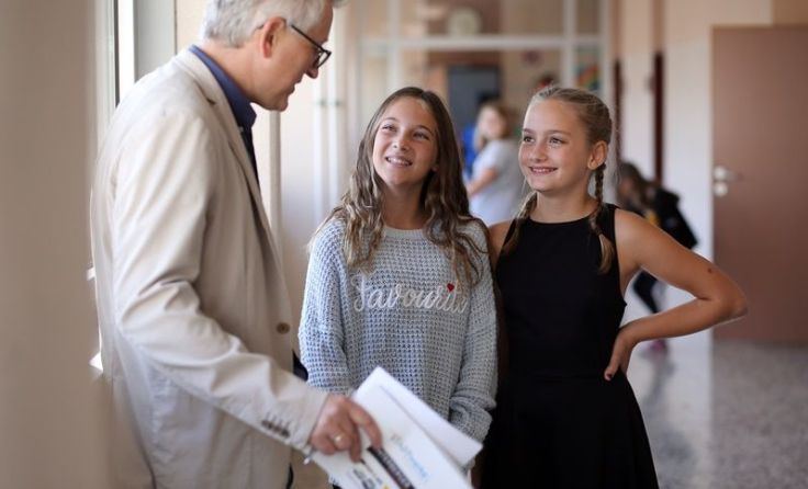 Direktor Josef Spreitz mit Schülerinnen Foto: Weinfranz