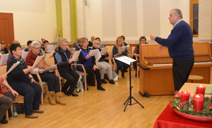 Edgar Wolf (r.) leitet den traditionellen "Singtag zur Weihnacht". Foto: Bildungszentrum