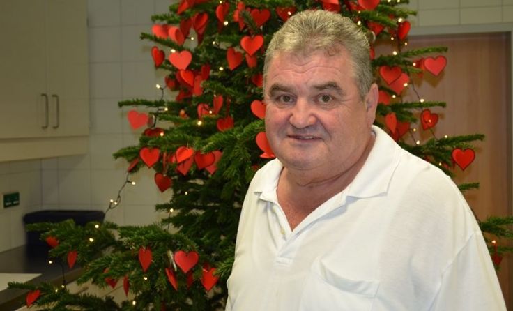 Stefan Altrichter hat für jeden Verstorbenen ein Herz am Baum angebracht. Foto: mai
