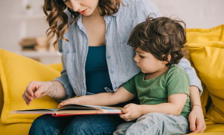 (Vor)Lesen fördert die kindliche Entwicklung. Foto: LightField Studios/Shutterstock.com