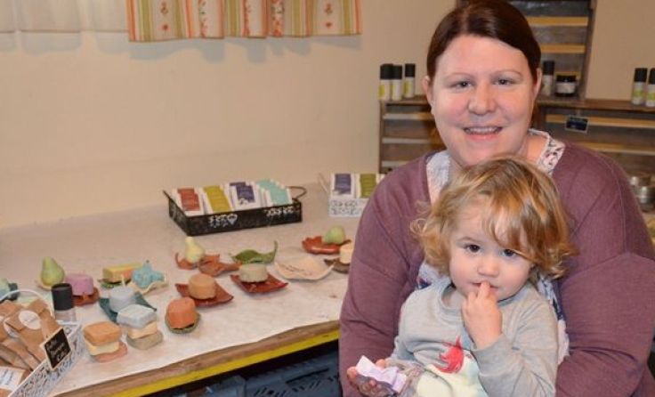 Daniela Kirchweger mit ihrer Tochter, die manchmal auch als Testobjekt fungiert. Foto: mai
