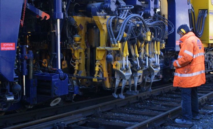 Bei den Arbeiten wird eine Gleisstopfmaschine im Einsatz sein. Foto: ÖBB Christian Zenger