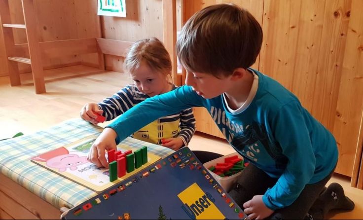 Kinder sind eingeladen, eine Kettenreaktion nachzubauen. Foto: Wolfgang Dorfmair