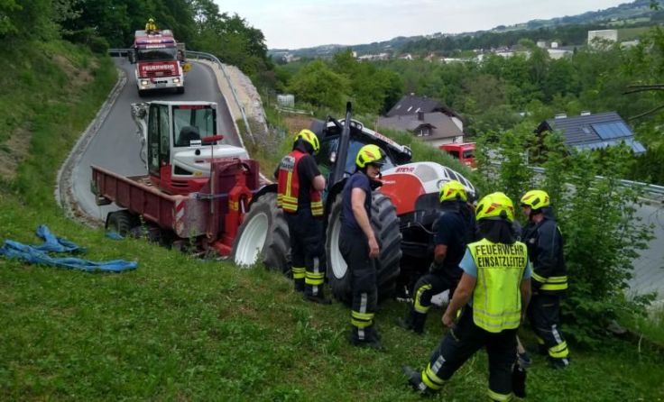 Glück im Unglück hatte der Lenker eines Traktorgespannes. Foto: FF Biberbach