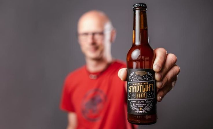 Braumeister Joachim Schnabel mit dem neuen Bier Foto: inShot – Loft Kreativagentur