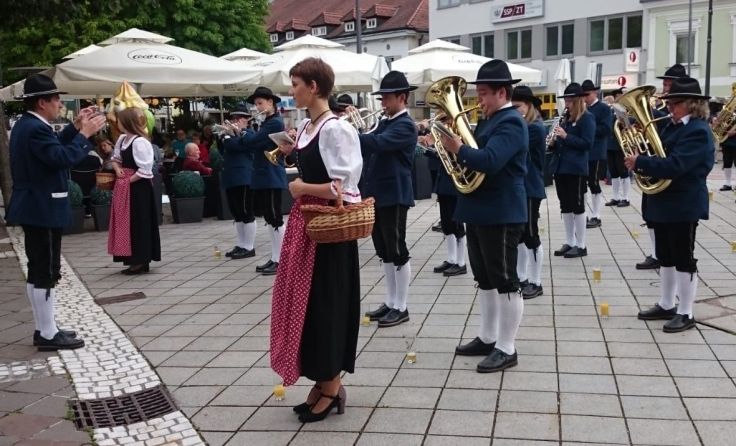 Gleich drei Musikkapellen sind am Hauptplatz zu hören. Foto: Stadtgemeinde Amstetten