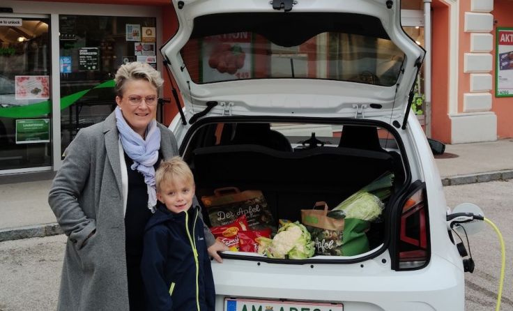 Martina Leukermoser versorgt ihre Kunden per E-Car mit Lebensmitteln. Foto: ADEG Leukermoser