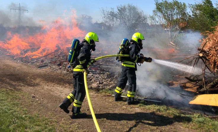 Die Feuerwehr Amstetten beim Löschen eines Flurbrandes Foto: Wolfgang Zarl