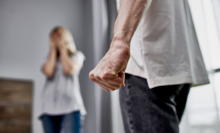 Gewalt findet sehr häufig in der Partnerschaft statt. Foto: UfaBizPhoto/Shutterstock.com